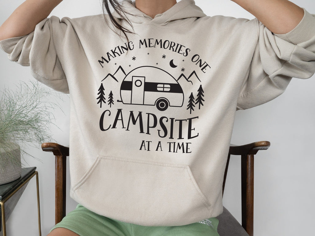 Targa Da Parete In Legno Fatta A Mano - Scritta 'Making Memories 1 Campsite At A Time' - Perfetta Per Camper, Roulotte E Tende