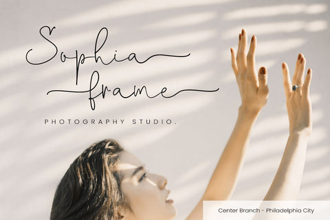 Holly - Christmas Font Font Mozarella 