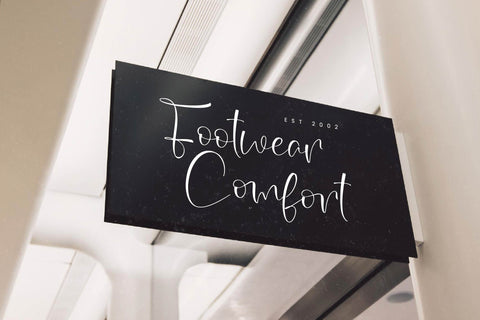 Natalia Dahlia - Modern Freestyle Script Font Letterena Studios 