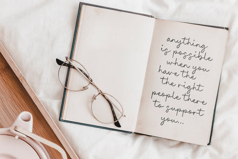 Queen Lorient - Handwritten Script Font Font Timur type 