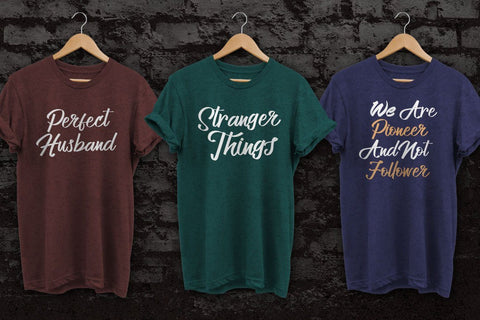 Allenattore Font - Casual Script Font Kotak Kuning Studio 