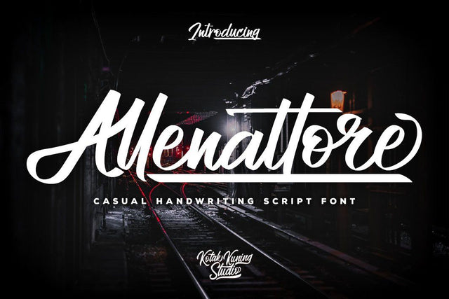 Allenattore Font - Casual Script Font Kotak Kuning Studio 