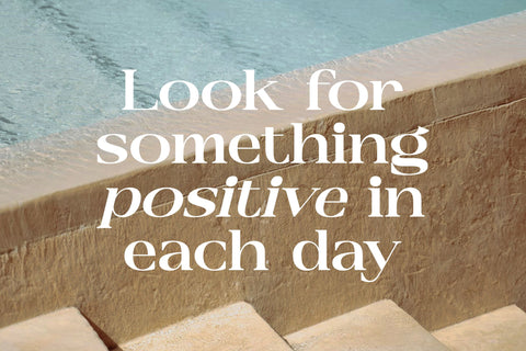 Glashick Typeface Font Storytype Studio 