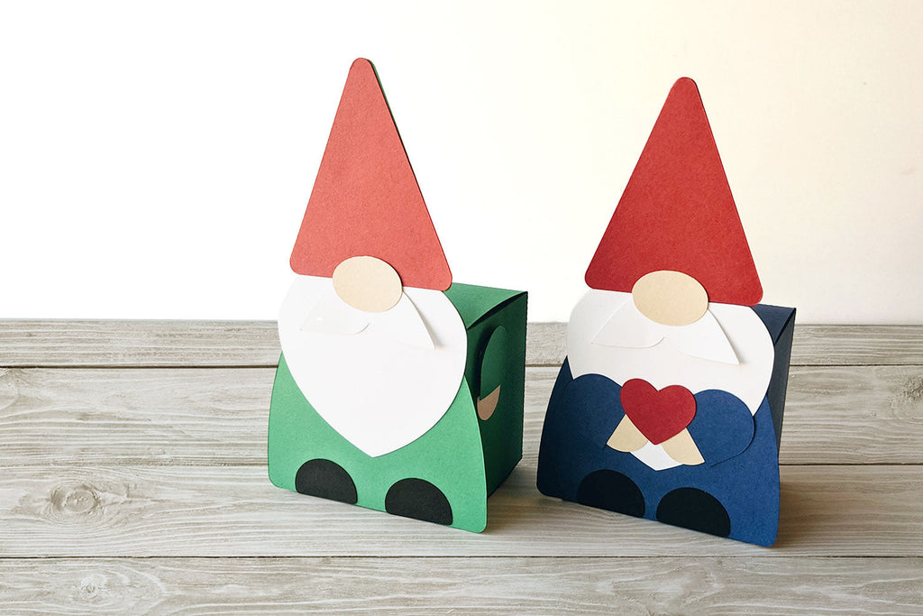 Photo Christmas gifts in boxes and gnome