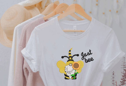 https://sofontsy.com/cdn/shop/products/just-bee-gnome-with-sunflower-machine-embroidery-design-embroideryapplique-designs-angie-651193_large.jpg?v=1644122520