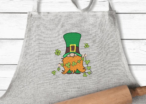 St Ptrick Gnome with Garland Machine Embroidery Design Embroidery/Applique DESIGNS Canada Embroidery 