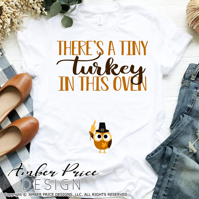 There's a tiny turkey in this oven SVG | Thanksgiving Pregnancy Reveal SVG PNG DXF | Fall Maternity SVG SVG Amber Price Design 