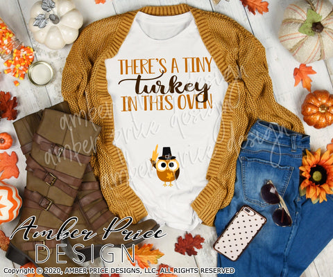 There's a tiny turkey in this oven SVG | Thanksgiving Pregnancy Reveal SVG PNG DXF | Fall Maternity SVG SVG Amber Price Design 